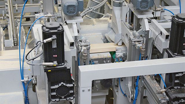 Potenza PowerJoint: Grazie alla struttura aperta su un lato si hanno 2 x 15 giuntature al minuto Potenza PowerJoint: Grazie alla struttura aperta su un lato si hanno 2 x 15 giuntature al minuto