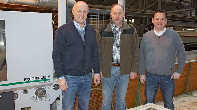 Foto di gruppo con il modello di prova: L’amministratore Stefan Wyss (centro)con Enrico Baier di Raimann (sinistra) e Erik Barmettler di WEINIG HOLZ-HER Schweiz