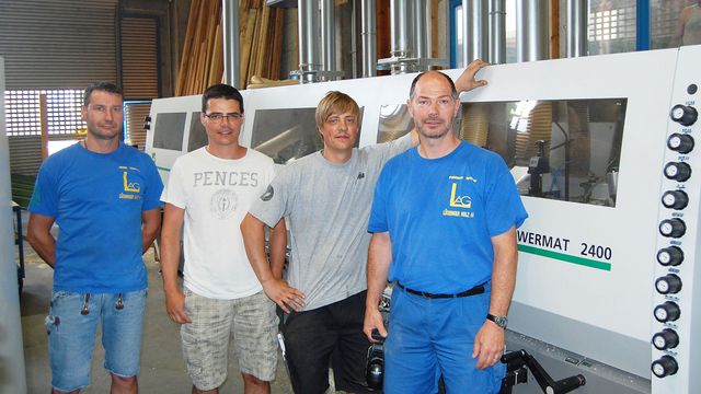 Ritorno al leader di mercato: i giovani amministratori Marc e Patrick Lüchinger, circondati dal tecnico Arthur Pfiffner (responsabile del reparto piallatura) e l’operatore della Powermat 2400, Thomas Willi Lüchinger AG
